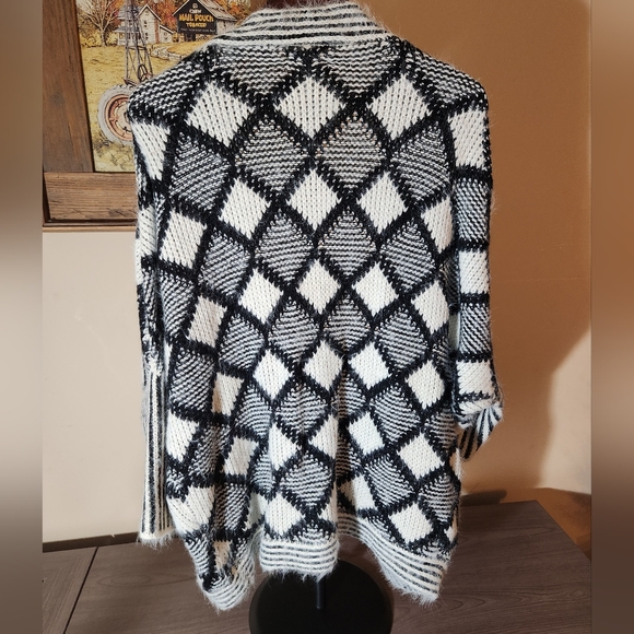 Black and White Geometric Pattern Sweater - Picture 3 of 4